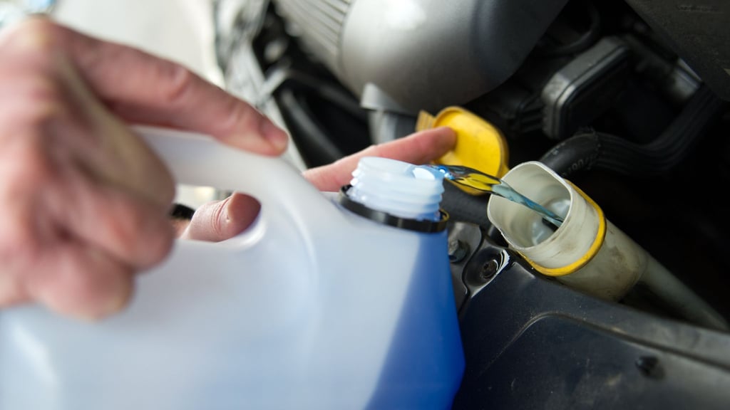 Sorgt für saubere Sicht: Ein geeignetes Frostschutzmittel in der Scheibenwaschanlage.