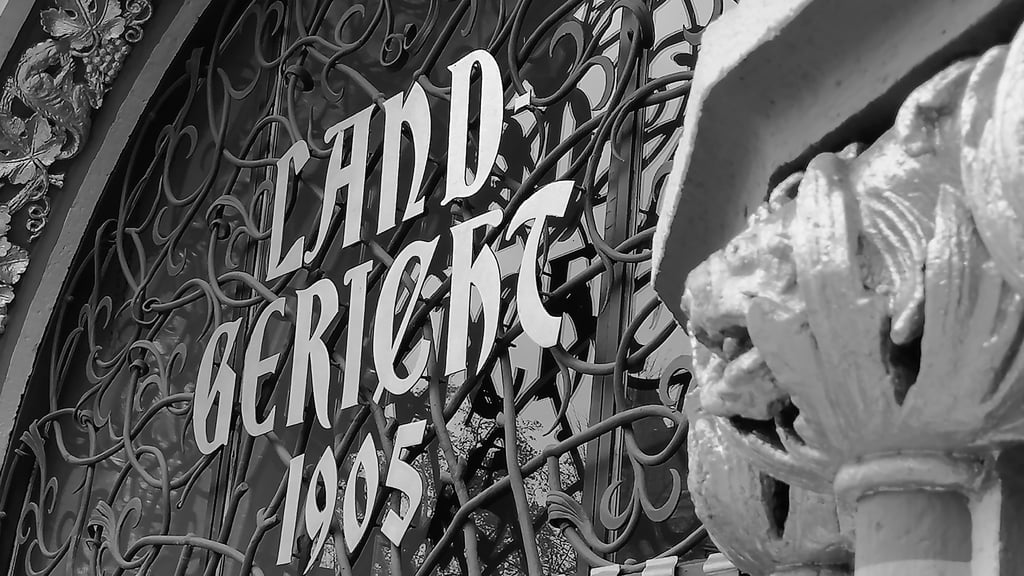 Vor dem Landgericht Halle muss sich der Angeklagte aus Naumburg wegen Körperverletzung und bewaffnetem Drogenhandel verantworten. Bei ihm wurden Drogen und Waffen gefunden. Foto: