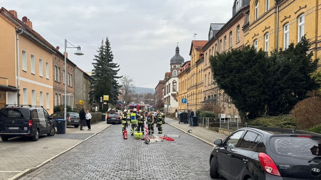 Die Feuerwehr beim Einsatz in der Rudolf-Breitscheid-Straße. Kurzzeitig bestand dort Explosionsgefahr 
