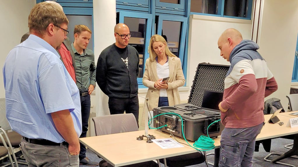 Tobias Altstaedt (rechts), Leiter der Kreisleitstelle, führte den Mitgliedern des Innenausschusses einen der Notfallkoffer vor.