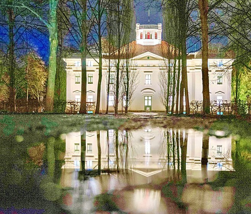 Bislang ist es städtisch: Das Schloss Georgium und der dazugehörige Park. Doch eine Übertragung ans Land wird diskutiert.  