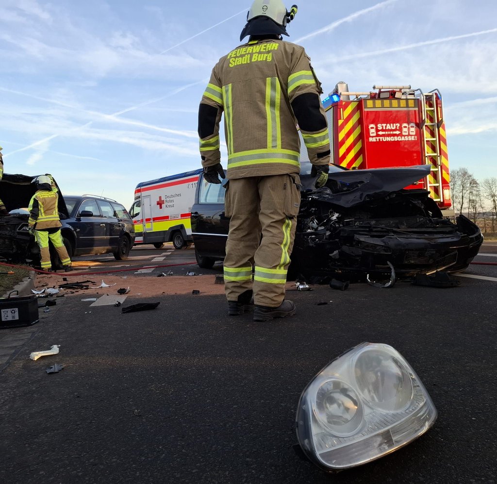 Einsatzkräfte der freiwilligen Feuerwehr sind bei einem Unfall in Burg gefordert gewesen. Unter anderem galt es, ausgelaufene Betriebsstoffe zu binden und den Unfallort zu reinigen.