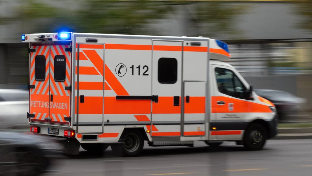 Nach einem Unfall in Nedlitz brachte ein Rettungswagen den schwer verletzten Mann ins Krankenhaus.
