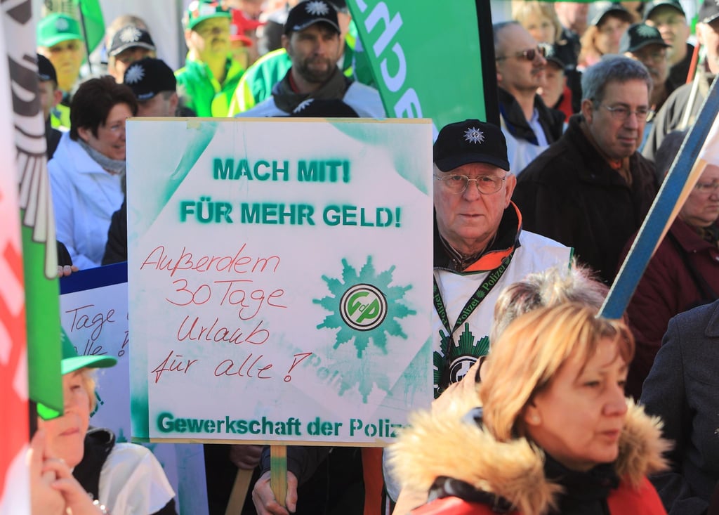 Seit Jahren treten Länderbeschäftigte für mehr Gehalt und bessere Bedingungen ein, wie hier 2013 in Magdeburg. (Archivfoto)