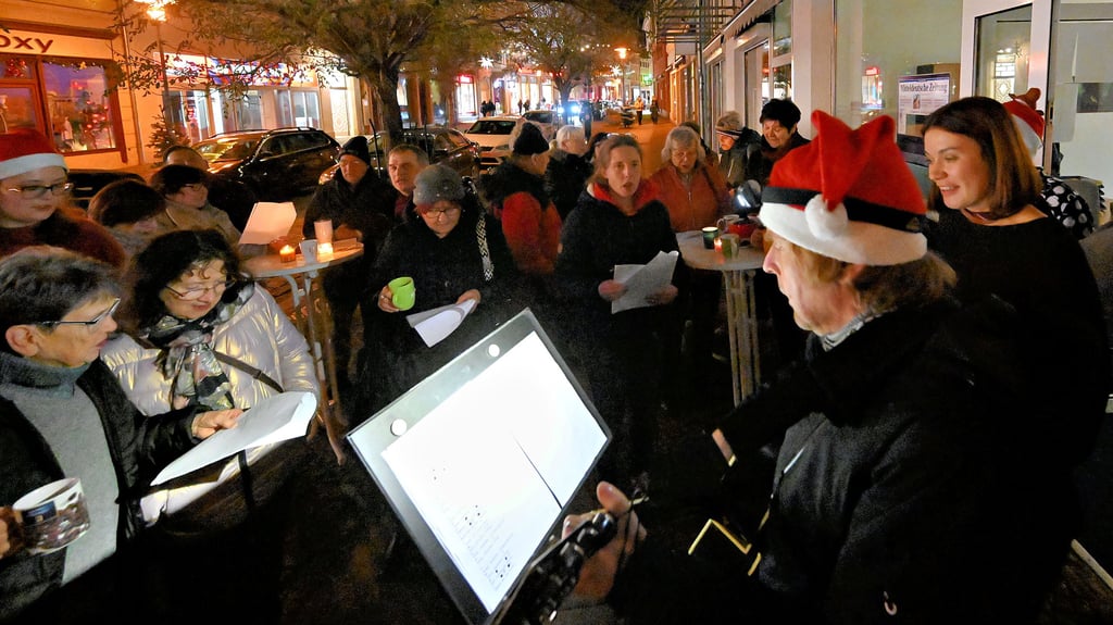 Am Dienstagabend fand der „Lebendige Adventskalender“ in und vor der Lokalredaktion der MZ Aschersleben in der Breiten Straße statt.
