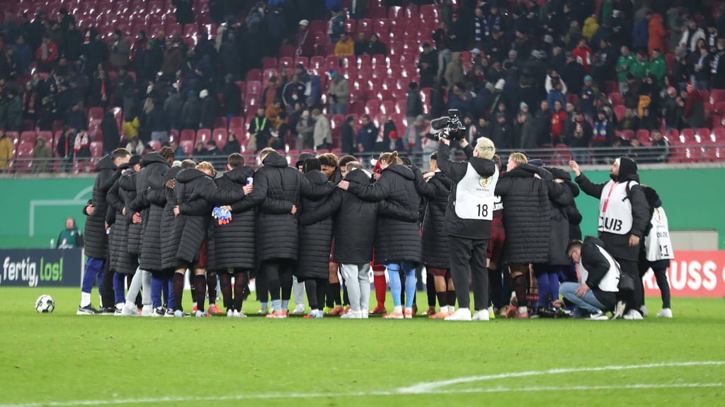 Der Kader von RB Leipzig nach dem Pokalduell mit dem 1. FC Magdeburg, bei dem ein Fan verstorben war.