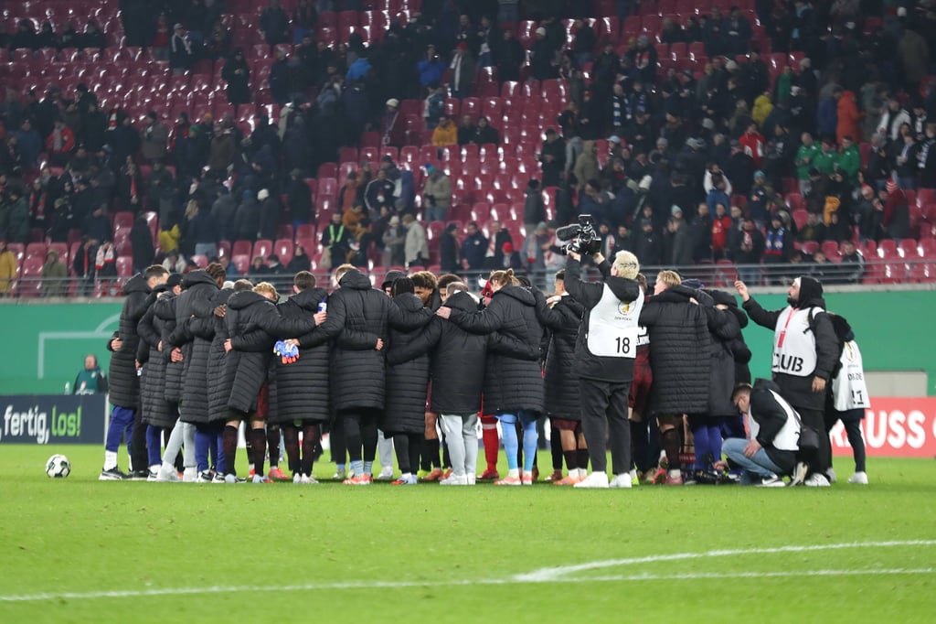 Der Kader von RB Leipzig nach dem Pokalduell mit dem 1. FC Magdeburg, bei dem ein Fan verstorben war.