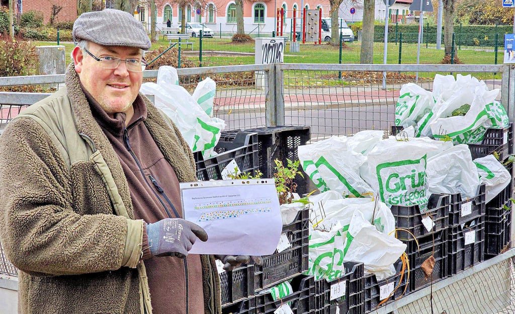 Der Hecklinger Unternehmer  für Gartenbau und Dienstleistungen, Jens Dockhorn, sorgte mit dafür, dass der Blühstreifen der Salzlandsparkasse im Frühjahr und Sommer noch anziehender für Insekten wird. 