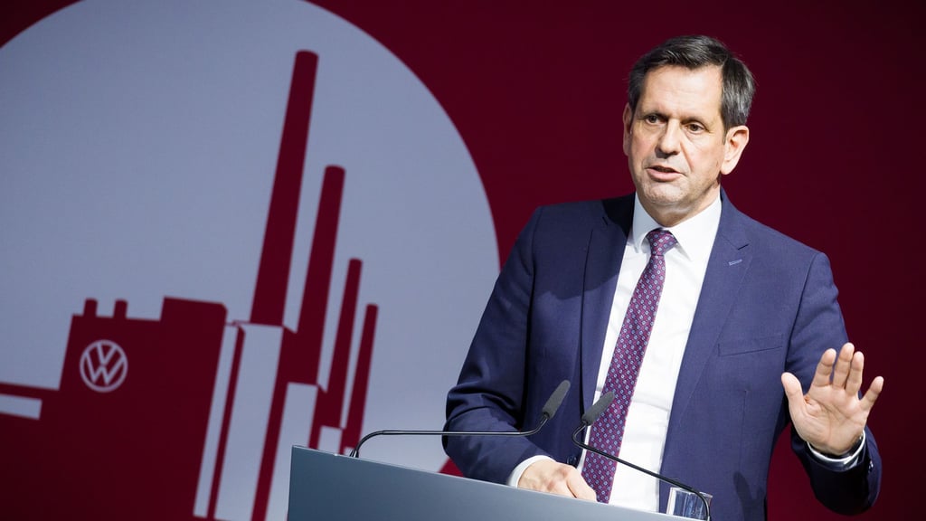 Olaf Lies (SPD) wird erneut in Wolfsburg erwartet, um zur VW-Belegschaft zu sprechen. (Archivbild)