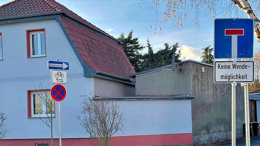 Die Adolfstraße hat Seltenheitswert. Die  Einbahnstraße ist gleichzeitig auch  eine Sackgasse. Das sorgt in Felgeleben für Verwirrungen im Verkehr. Gerade Eltern der nahegelegenen Kita missachten die Regeln.