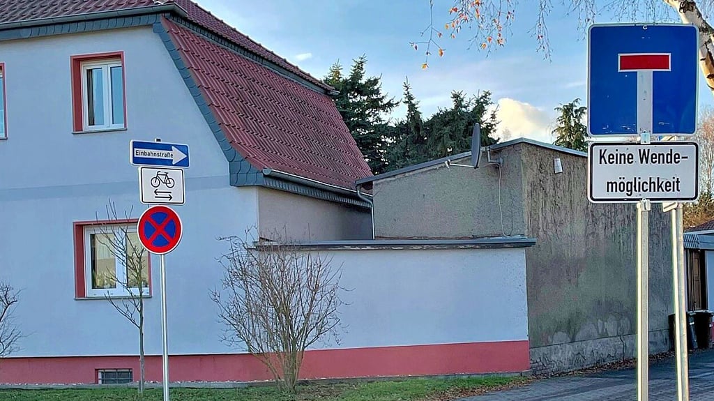 Die Adolfstraße hat Seltenheitswert. Die  Einbahnstraße ist gleichzeitig auch  eine Sackgasse. Das sorgt in Felgeleben für Verwirrungen im Verkehr. Gerade Eltern der nahegelegenen Kita missachten die Regeln.
