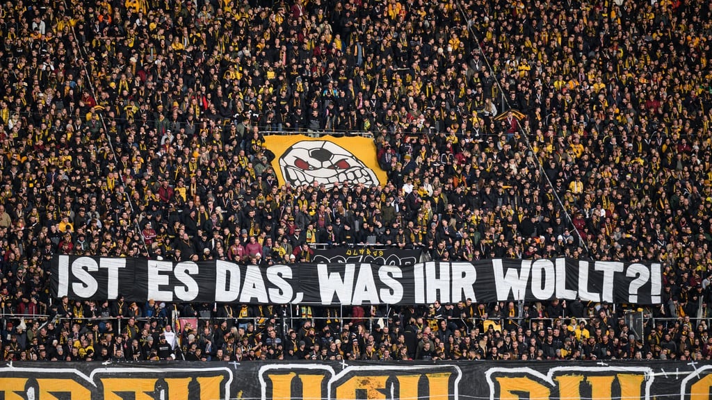 Fans von Dynamo Dresden protestierten schweigend gegen die geplanten schärferen Sicherheitsauflagen in Stadien. (Archivbild)