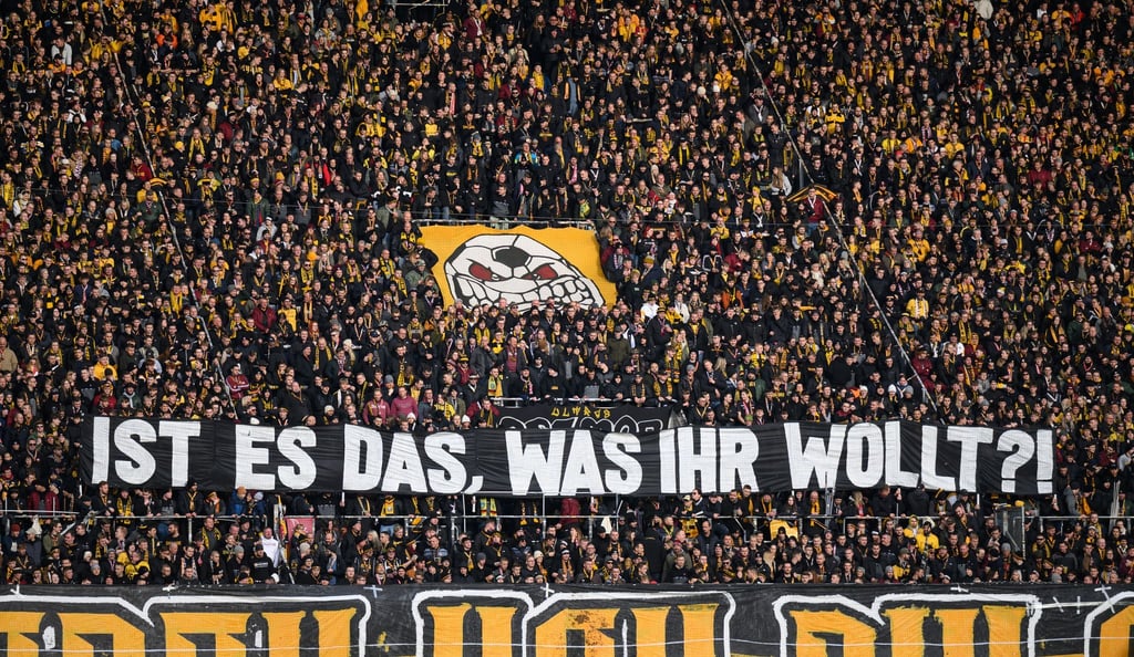 Fans von Dynamo Dresden protestierten schweigend gegen die geplanten schärferen Sicherheitsauflagen in Stadien. (Archivbild)