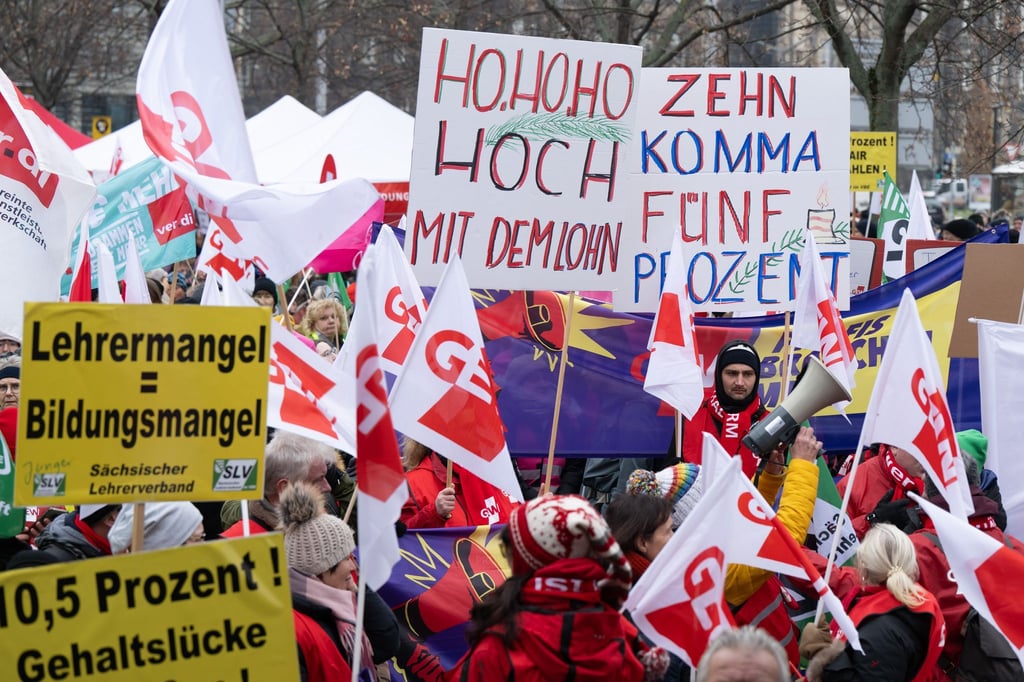 Bei der bisher letzten Tarrufrunde vor zwei Jahren verliehen Lehrkräfte und Hochschulbeschäftigte ihrer damaligen Forderung nach 10,5 Prozent mehr Gehalt mit Aktionen und Warnstreiks Nachdruck, hier in Dresden. (Archivfoto)