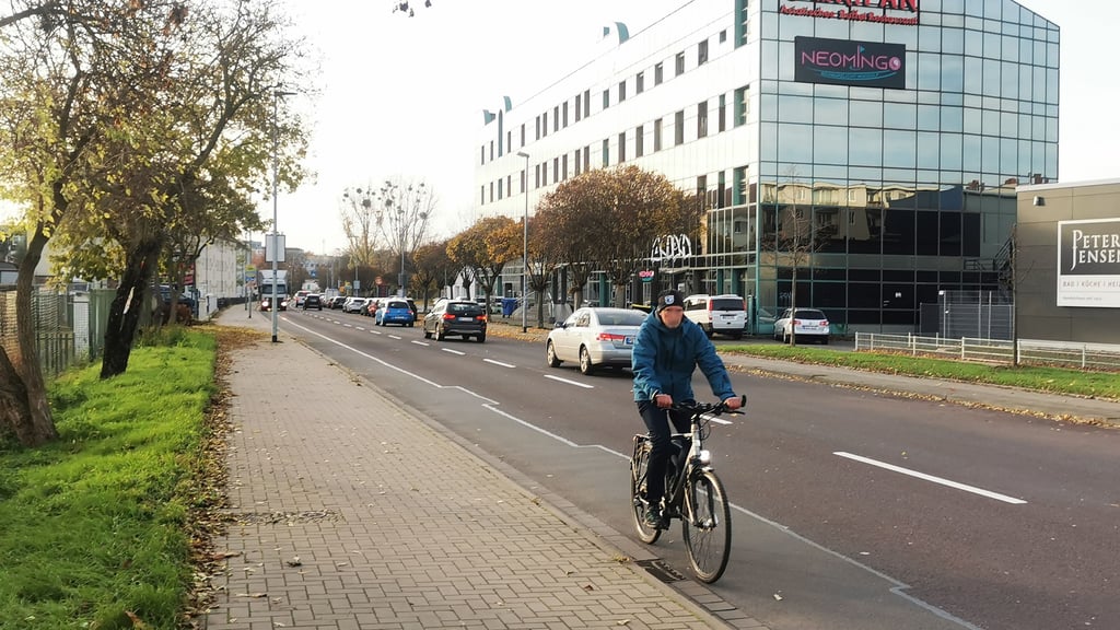 Die stark befahrene Straße Am Fuchsberg in Magdeburg sollte eine geschützte Radspur – eine sogenannte Protected Bike Lane – erhalten. Nun steht das Projekt auf der Kippe.