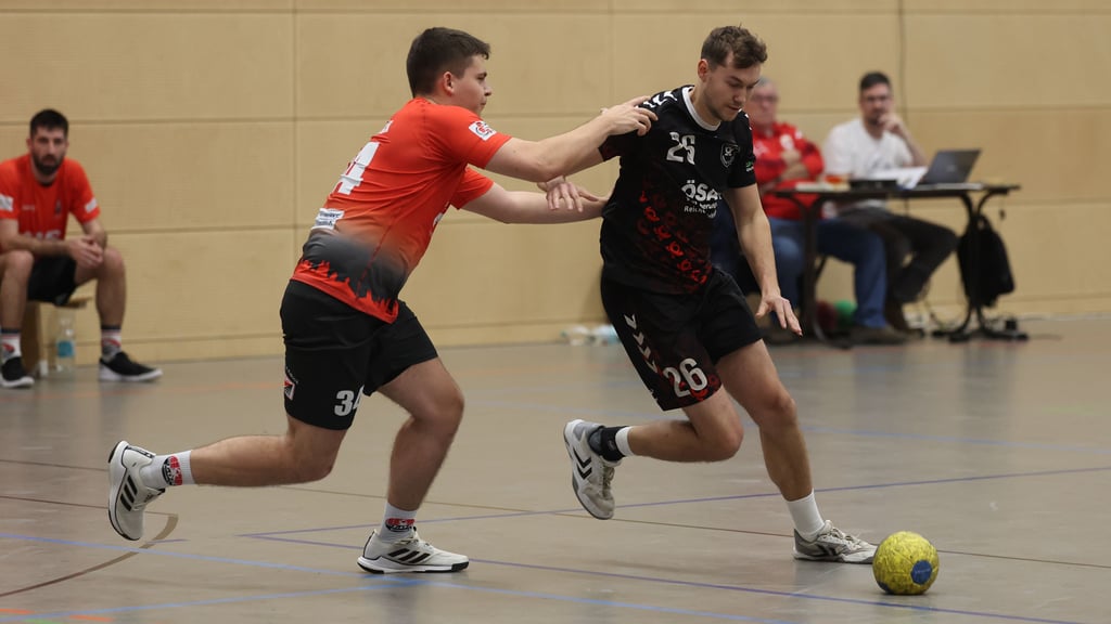 Max Duderstadt (r.) erzielte fünf Tore für den Post SV. Trotzdem hatte er im Verbandsliga-Topspiel gegen Schönebecks Nils Hauff das Nachsehen.