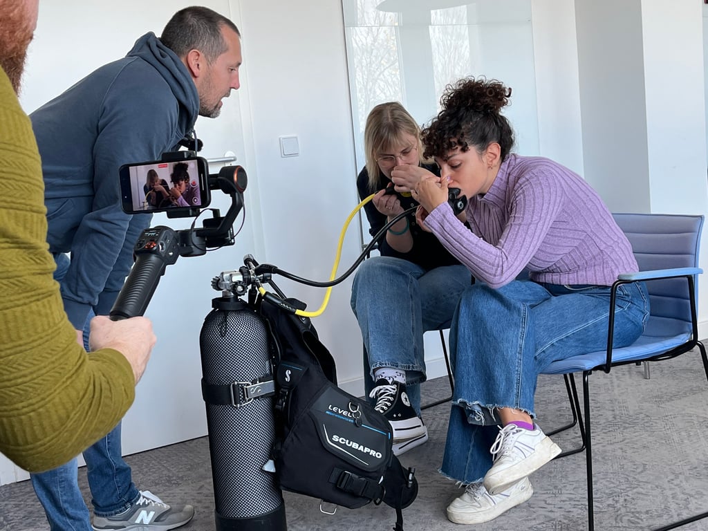 Dreharbeiten mit Taucher David; Dinah und Annika bei der Einweisung bevor es weiter mit dem Schnupperkurs geht.