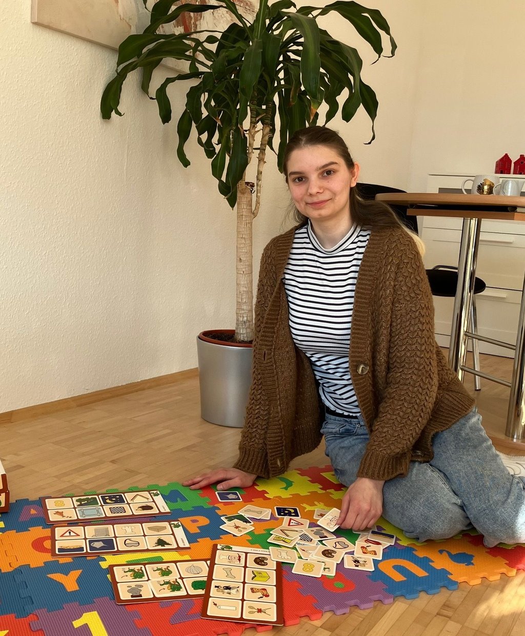 Logopädin Elvira Schischkovski begrüßt die Patienten in der Praxis, kommt aber auch nach Hause.