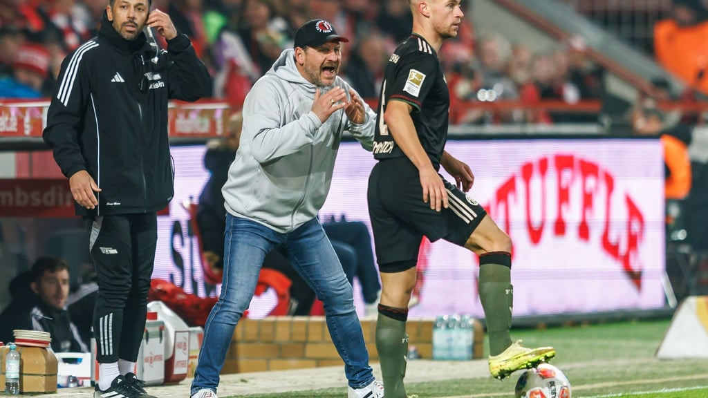 Trainer Baumgart (M.) will mit Union den ersten Sieg gegen die Bayern. (Archivbild)