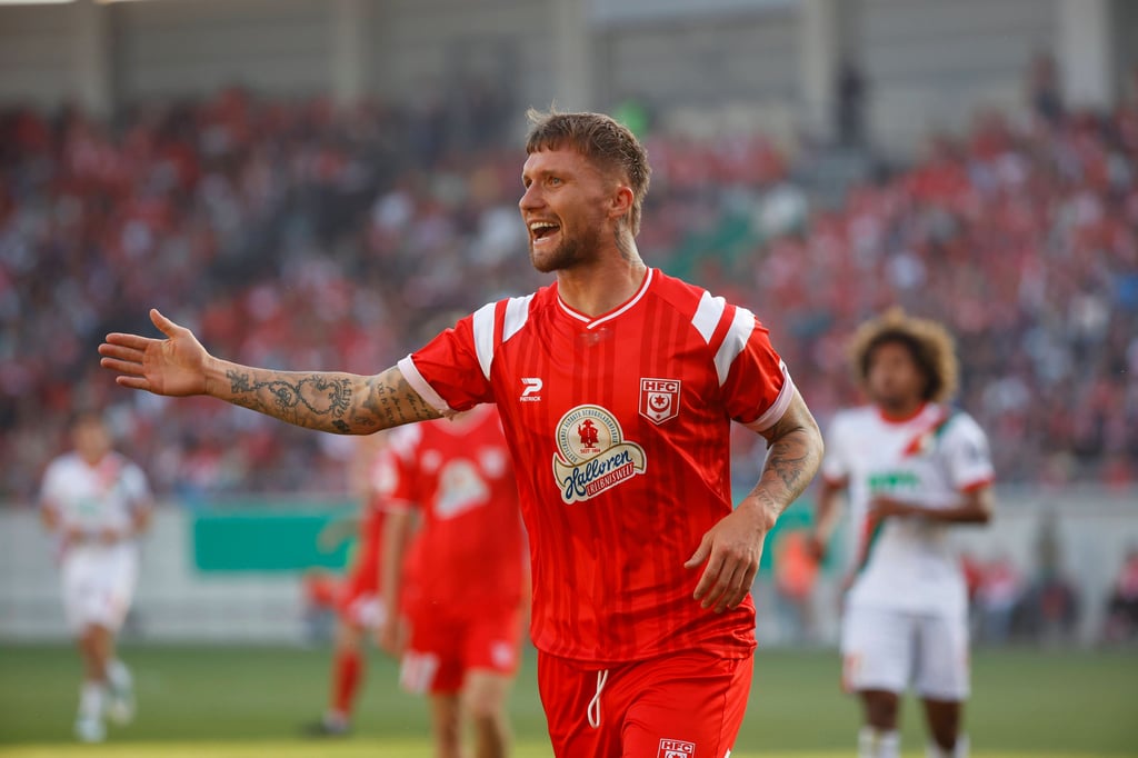 Jan Löhmannsröben (M.) spielte 2021 beim HFC mit Terrence Boyd zusammen. 