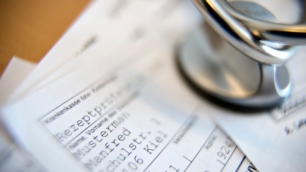 Im Notfall können Praxen auf Papierrezepte ausweichen. (Symbolbild)