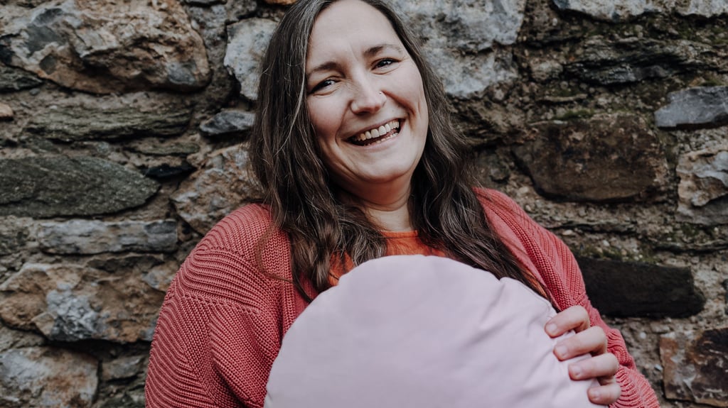 Die Autorin Ramona Noll hat als Stillberaterin und systemische Familientherapeutin über 1.000 Familien begleitet. Ihr Ziel dabei ist es, dass Eltern einen selbstbestimmten Weg durch die Stillzeit zu finden. Noll ist Mutter von vier Kindern und hat selbst insgesamt über 85 Monate gestillt. Sie wohnt mit ihrer Familie in Lahnstein.