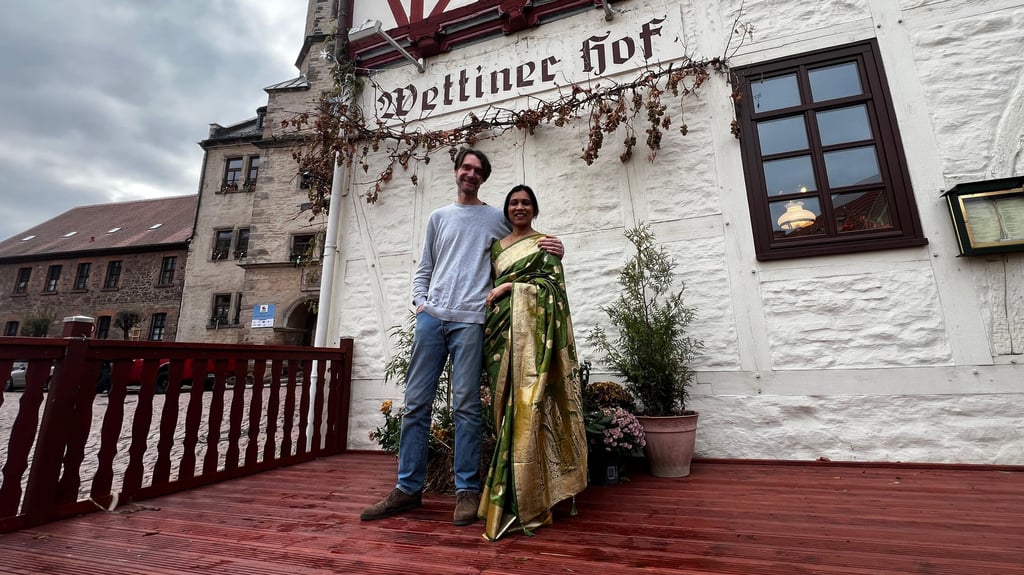 Das erste Jahr ist bald geschafft: Sirhii (l.) und Sunita Lapa blicken auf ihre Neueröffnung des Wettiner Hofs zurück. Sie haben das Cafe neu etabliert und auch Stammgäste gewonnen.