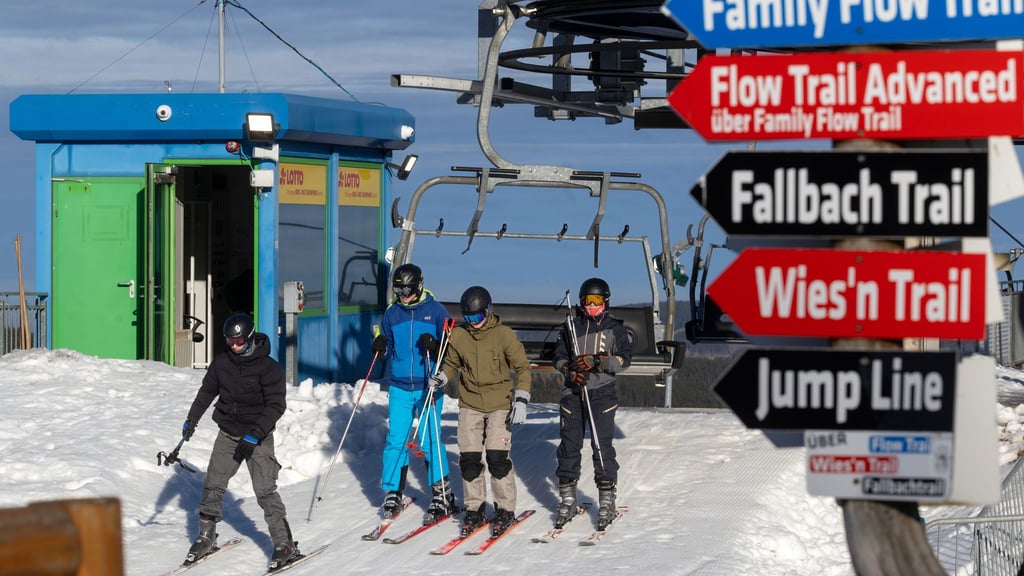 Skifahrer kommen von der Bergstation des Fallbachlifts. Der Snowpark Oberhof startet heute in die Alpinski-Saison.