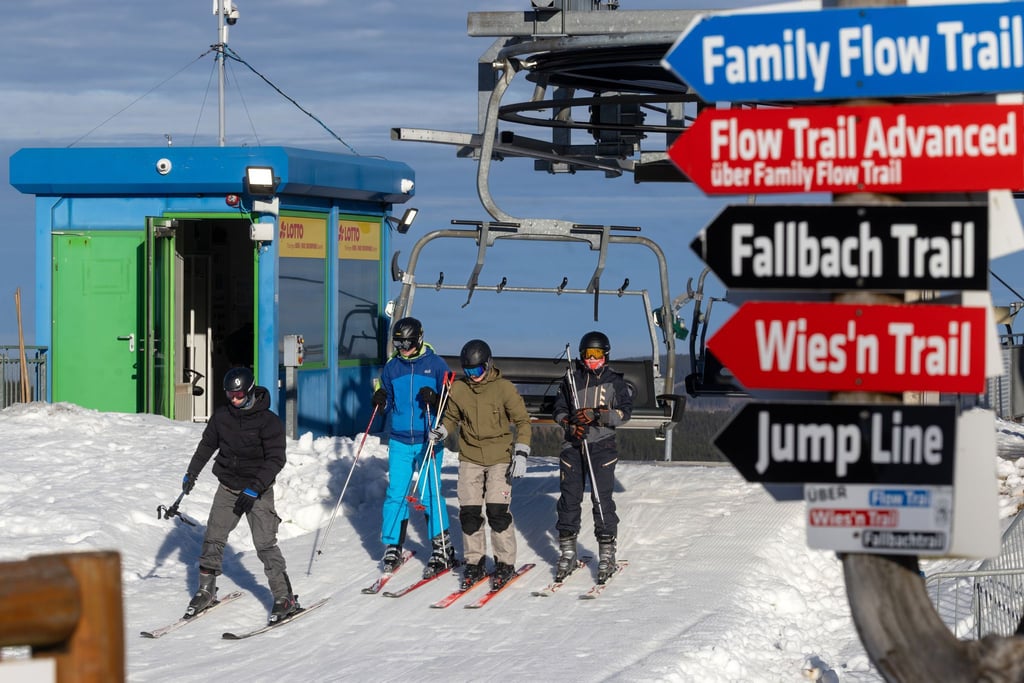 Skifahrer kommen von der Bergstation des Fallbachlifts. Der Snowpark Oberhof startet heute in die Alpinski-Saison.
