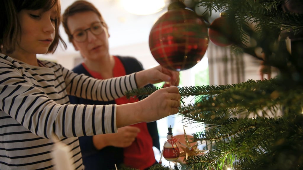 Baum schmücken, Plätzchen backen: Wiederkehrende Rituale vermitteln Kindern in der Weihnachtszeit Vertrautheit, Vorhersagbarkeit und Wertschätzung.