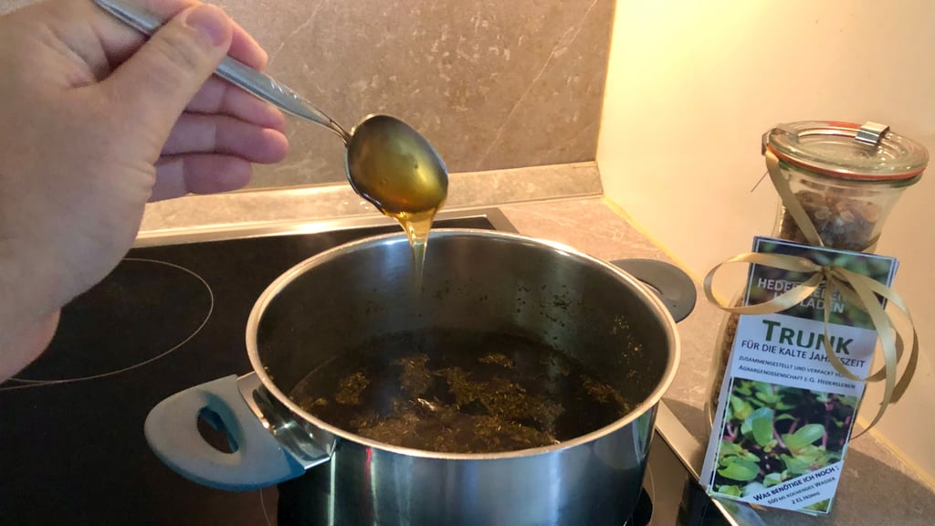 Der „Trunk für die kalte Jahreszeit“ aus Hedersleben wird aufgekocht und mit Honig verfeinert.
