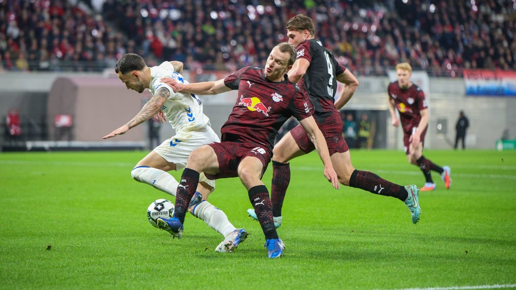 Lukas Klostermann (RB Leipzig) foult den geschickt einfädelnden Falko Michel im Strafraum.