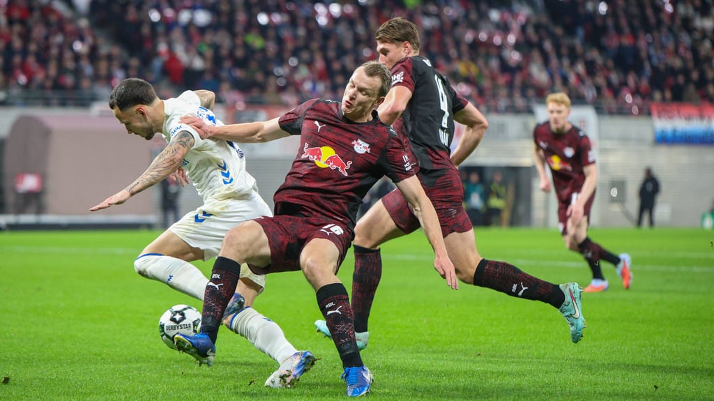 Lukas Klostermann (RB Leipzig) foult den geschickt einfädelnden Falko Michel im Strafraum.