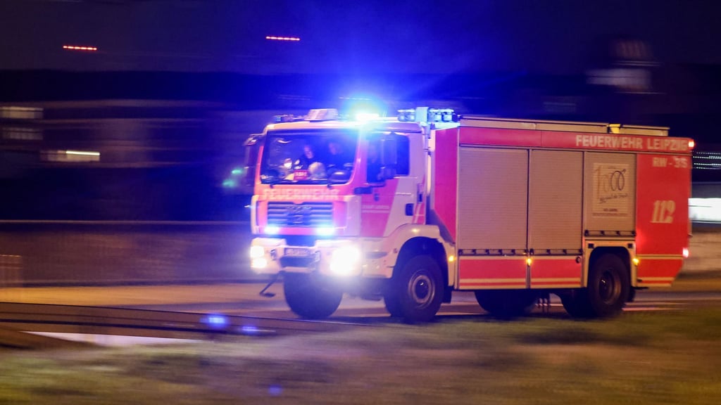 Die Feuerwehr konnte den Brand noch vor Mitternacht löschen. (Symbolbild)