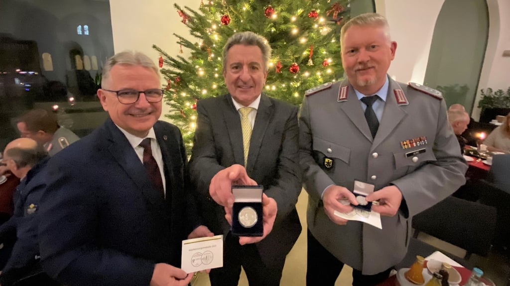Für ihren Einsatz im Ausland erhielten 127 Bundeswehrsoldaten aus Sachsen-Anhalt eine Anerkennungsmedaille - symbolisch übergeben durch  Landtagspräsident Gunnar Schellenberger an Oberst Thorsten Alme (rechts) und Staatssekretär Klaus Zimmermann (links).