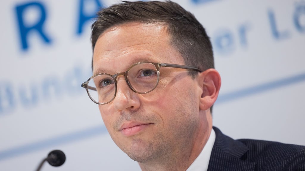 Während in Wolfsburg über seine mögliche Kandidatur gesprochen wird, betont Falko Mohrs in Hannover seinen Fokus auf das Ministeramt. (Archivbild)