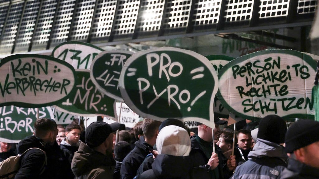 Am ersten Tag der Innenministerkonferenz in Bremen haben Hunderte Fußballfans gegen verschärfte Sicherheitsmaßnahmen beim Fußball demonstriert.