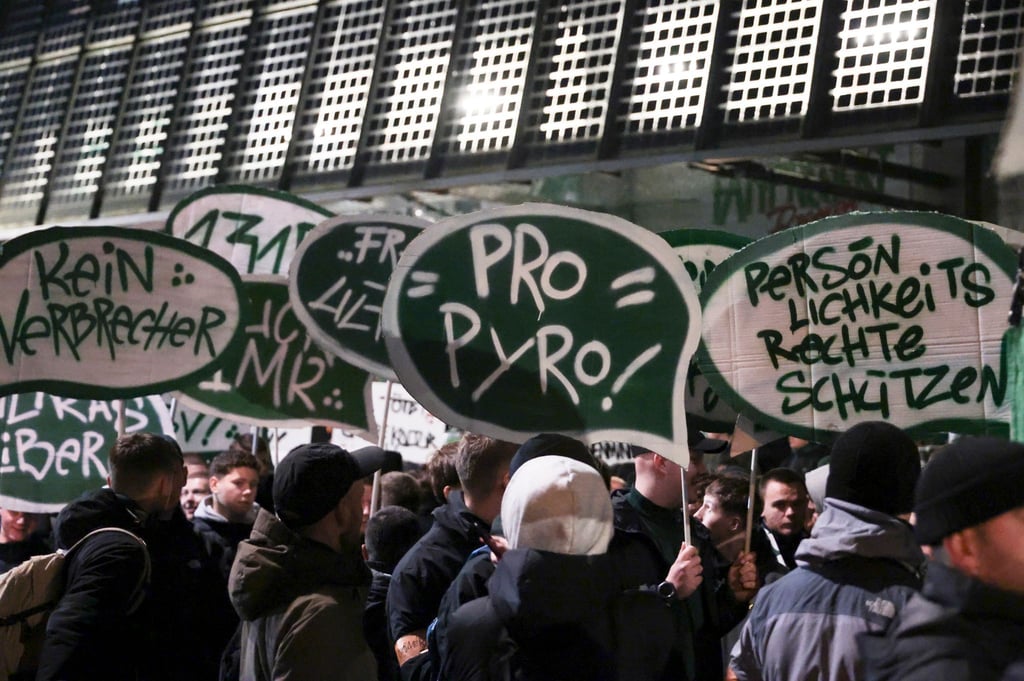 Am ersten Tag der Innenministerkonferenz in Bremen haben Hunderte Fußballfans gegen verschärfte Sicherheitsmaßnahmen beim Fußball demonstriert.