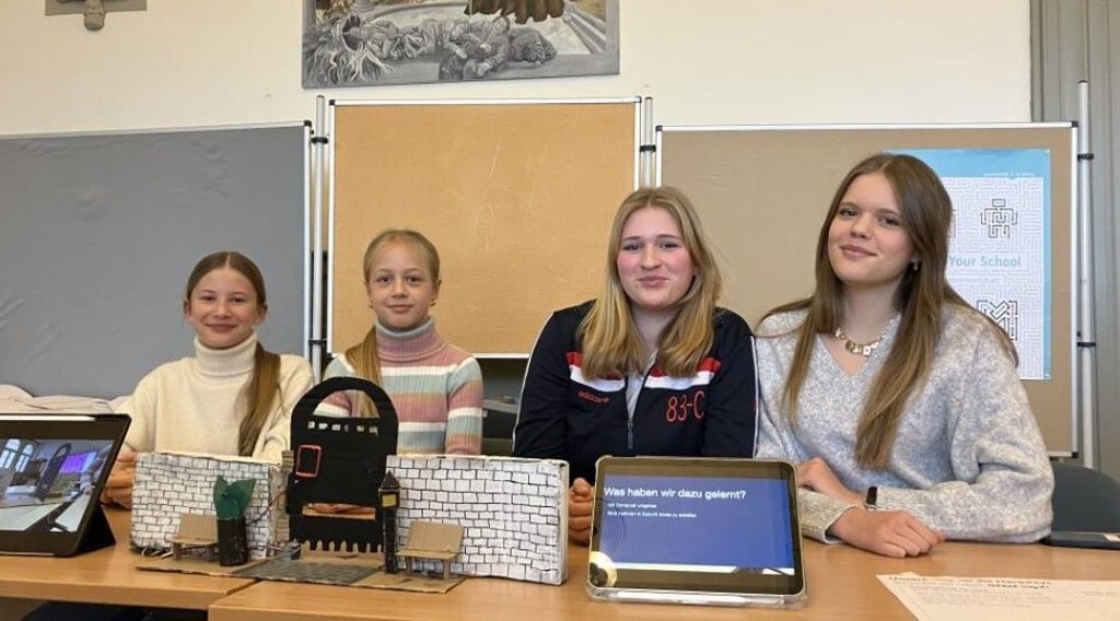 Die Gruppe mit Lotte (zweite von links) hat ein Modell vom Schultor gebastelt.