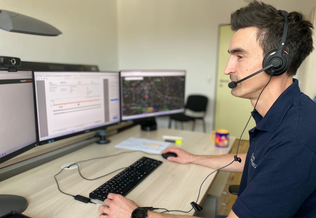 Manchmal laufen drei Einsätze parallel: Notfalmediziner Sascha Kolokowsky ist Telenotarzt in der Leitstelle in Halle.  