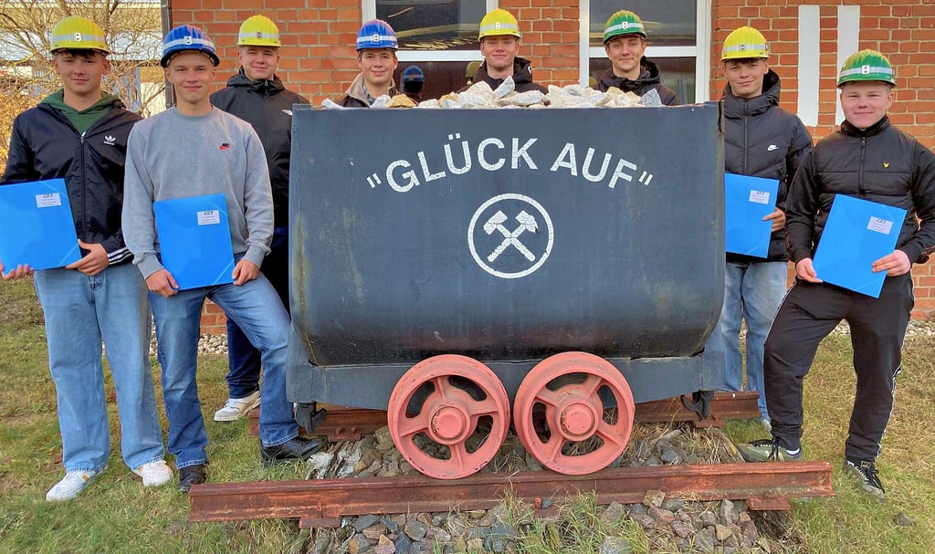 Tony Schulzick (von links), Luis Querfurth, Richard Erdmann, Philipp Fabian, Constantin Rogalski, Noah Bohlmann, Wesley Luis Wrobel und Steven Dormin beginnen im kommenden Sommer ihre Ausbildung im Bernburger Steinsalzwerk.