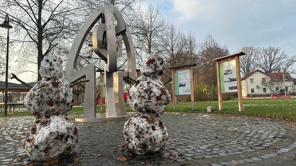 Zwei Figuren blieben nach dem ersten Schneefall des Jahres auf der Kantorwiese in Biederitz zurück. Künstlername: unbekannt. 