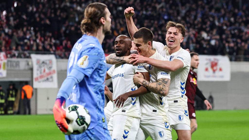 Noah Pesch (r.) und der 1. FC Magdeburg zogen aus der 1:3-Niederlage bei RB Leipzig im DFB-Pokal neues Selbstvertrauen für den Zweitliga-Abstiegskampf.