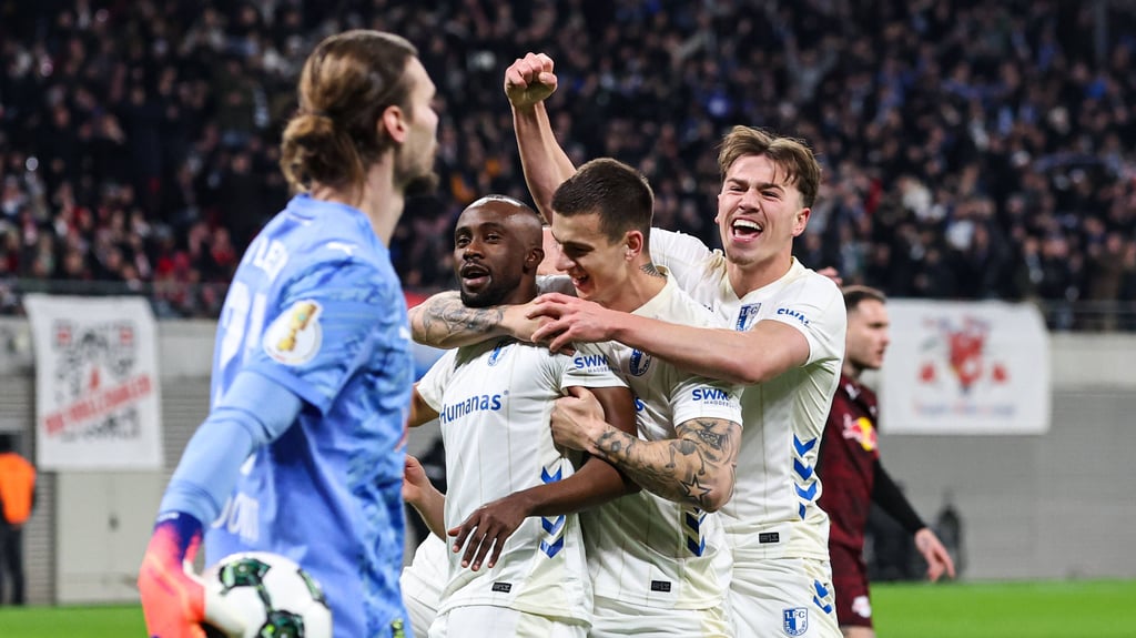 Noah Pesch (r.) und der 1. FC Magdeburg zogen aus der 1:3-Niederlage bei RB Leipzig im DFB-Pokal neues Selbstvertrauen für den Zweitliga-Abstiegskampf.