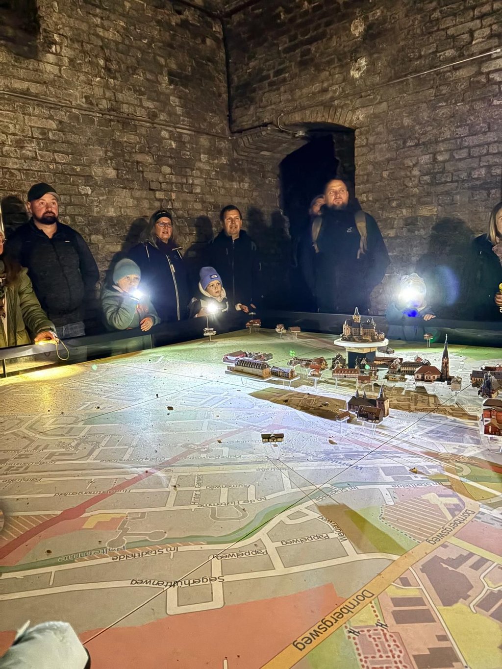 Die Führung auf dem Schloss führte die Familien aus Oschersleben auch in den ehemaligen Kohlenkeller des Gebäudes. Dieser ist für den normalen Besucher sonst nicht zugänglich. 