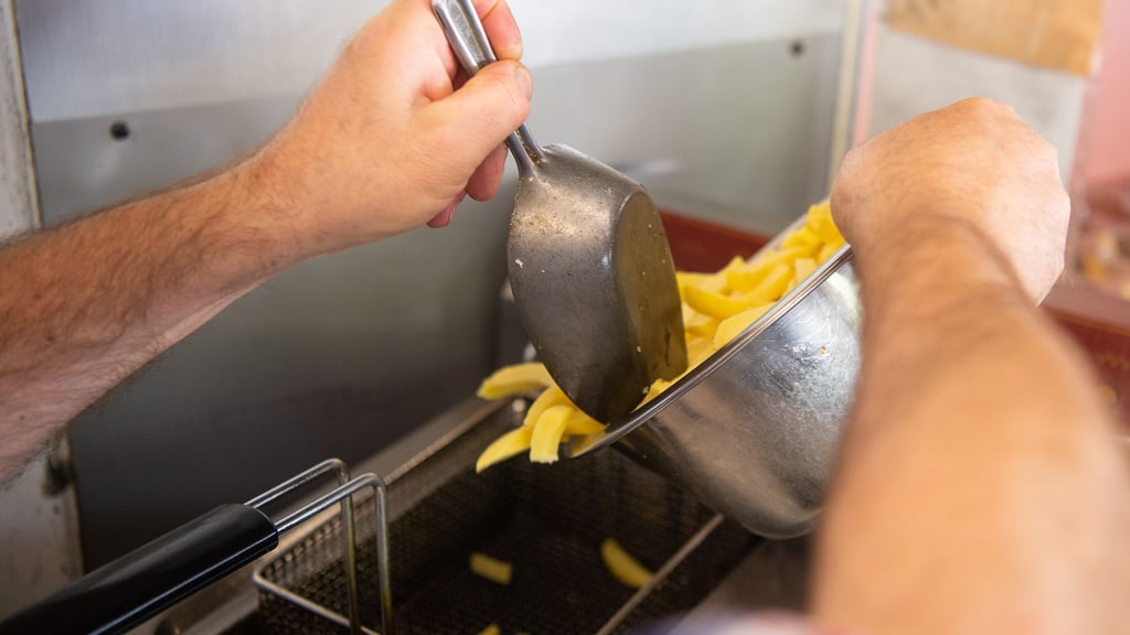 Altes Fett und Öl etwa aus Fritteusen der Gastronomie ist ein begehrtes Diebesgut. (Archivbild)