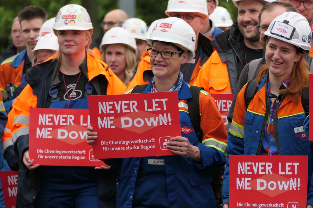 Im Frühjahr forderten viele Dow-Mitarbeiter in Böhlen, ihr Arbeitgeber möge sie nicht fallen lassen. Doch nun scheint festzustehen: Der Chemiekonzerne will seine Werke im sächsischen Böhlen und in Schkopau, Sachsen-Anhalt, schließen.