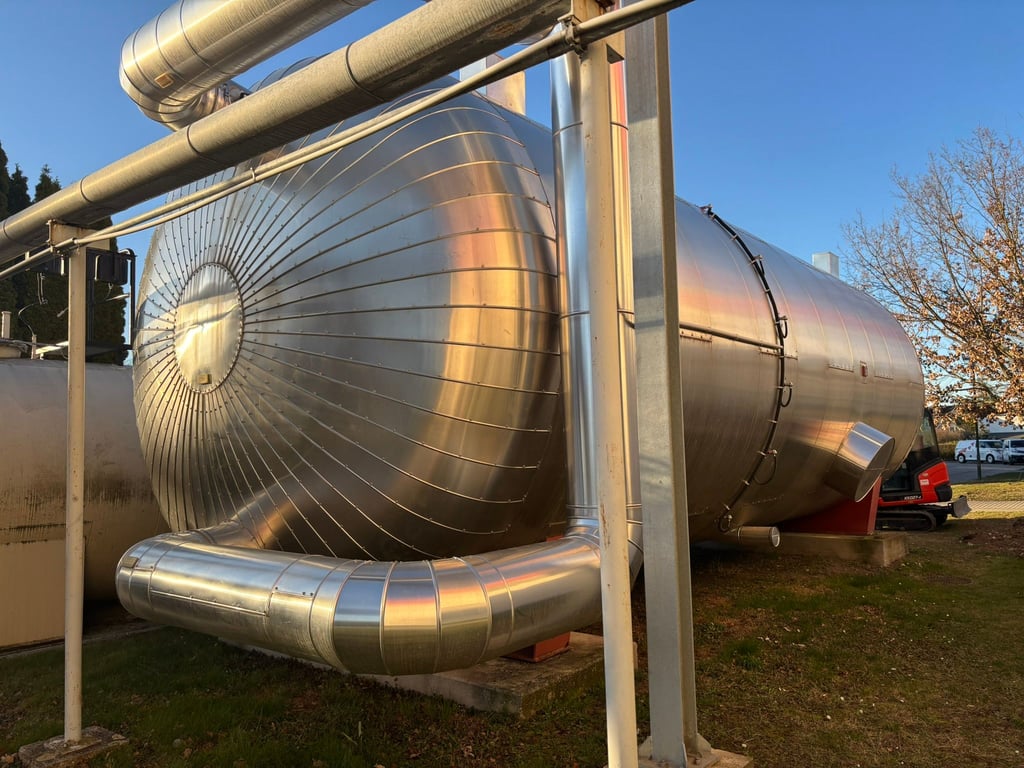 Der Speicher bei Köthen Energie in der Lelitzer Straße fasst 100 Kubikmeter Wasser. Er dient als Puffer für das Fernwärmenetz, das von einem mit Öl oder Gas betriebenen Blockheizkraftwerk mit Energie versorgt wird.