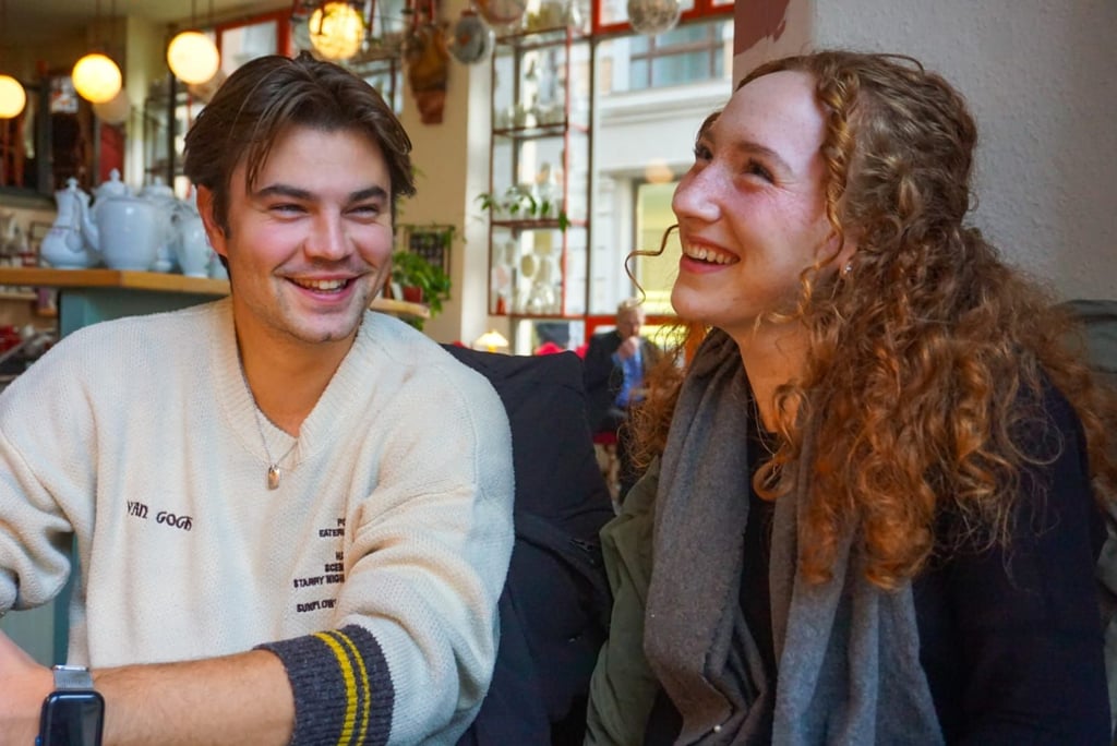 Linus Bruhn trifft Greta Heimann: Die beiden Hallenser Kandidaten in dieser Staffel von The Voice of Germany tauschen Erfahrungen aus - und auch Seitenhiebe.