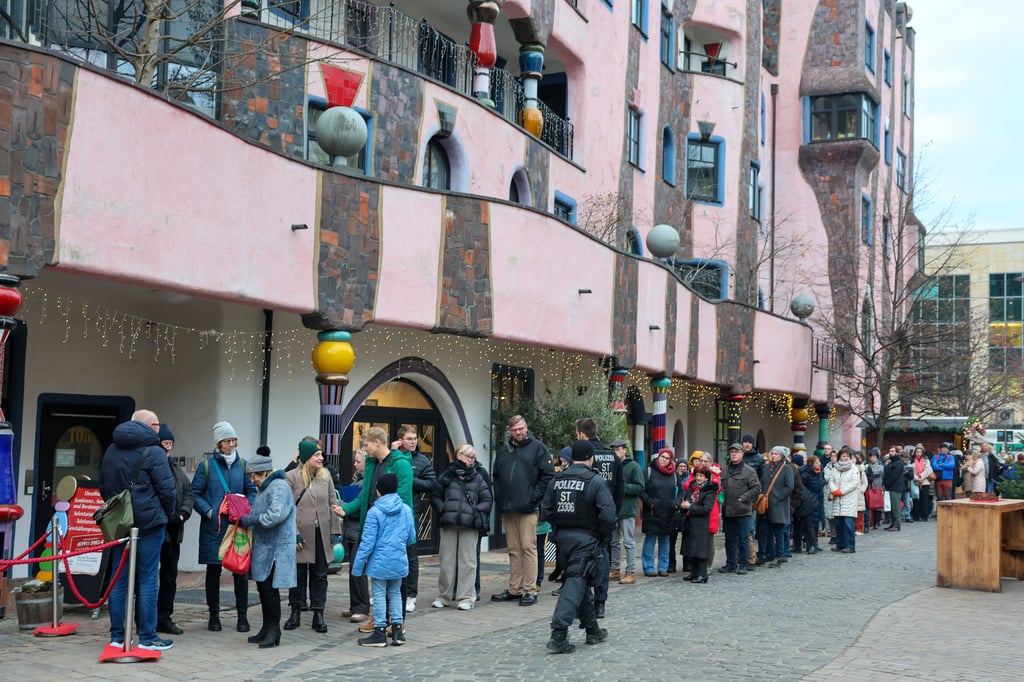 Schlangestehen am Hundertwasserhaus in Magdeburg: Zahlreiche Menschen waren am Mittwoch (3. Dezember 2025) zur Signierstunde von Ex-Bundeskanzlerin Angela Merkel zur Buchhandlung „Fabularium“ gekommen.